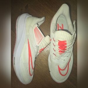 Nike Zoom Pegasus Flyease  White and Red  Sneakers